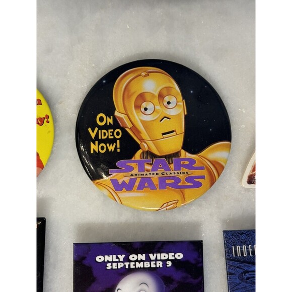 LOT OF 18 VINTAGE WALMART ADVERTISING PINS MOVIES - Picture 6 of 16